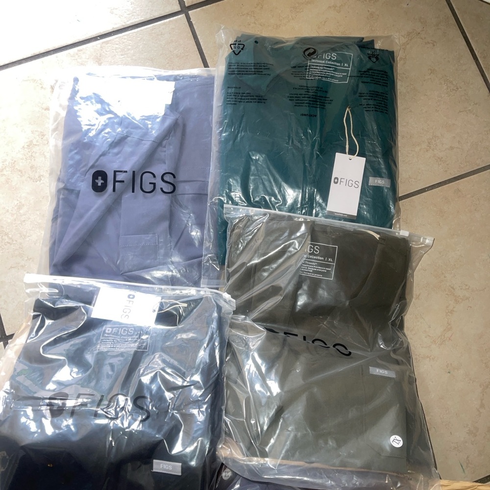 Figs Casma Three-Pocket Top and Jogger Pants Scrub Set Graphite Size Medium - Picture 4 of 4